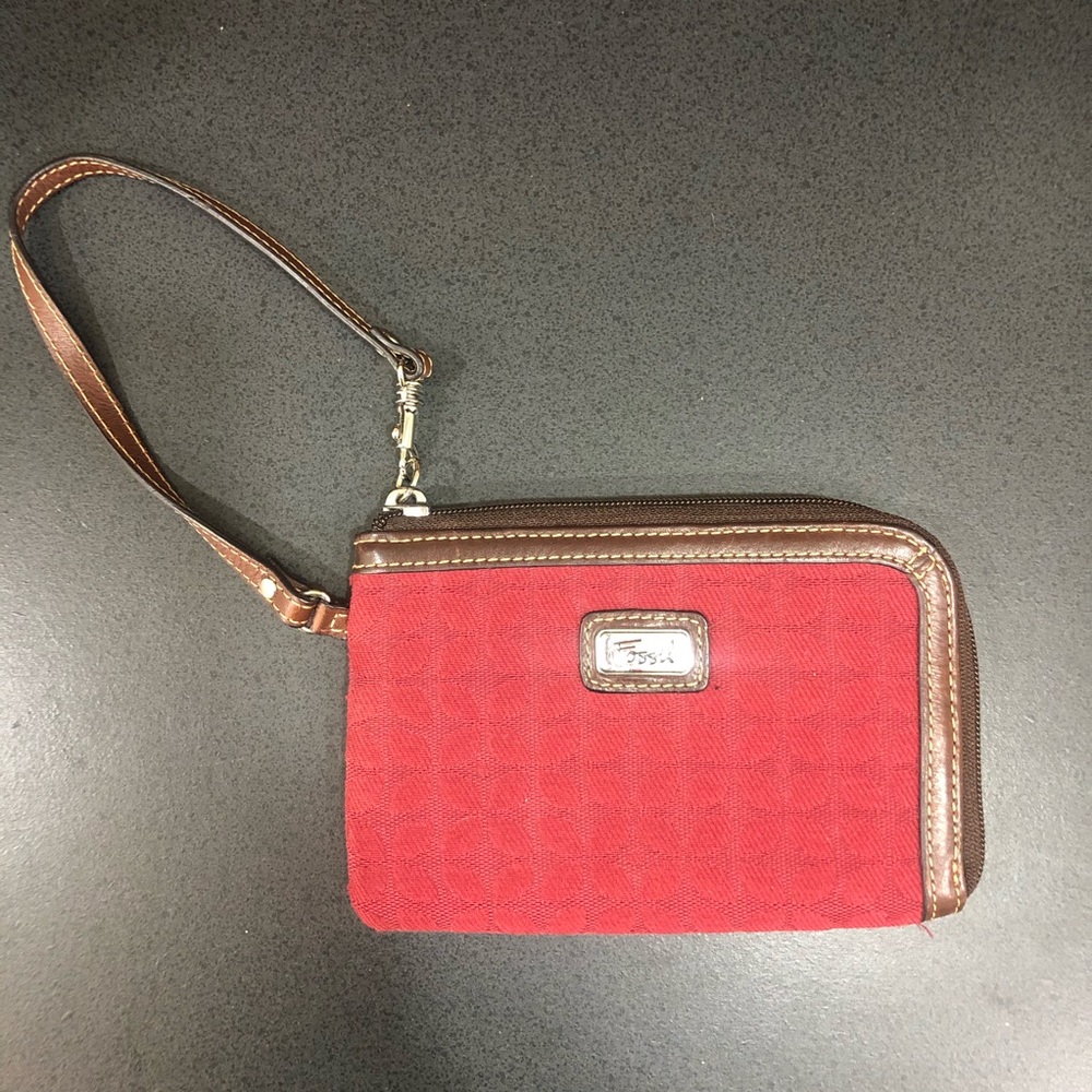 5 for for $25! ✨ Fossil red wristlet wallet.